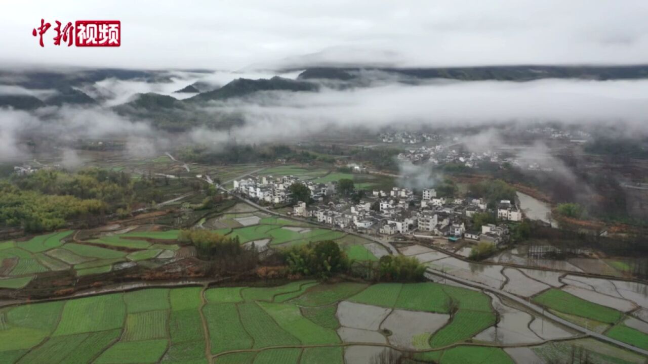 安徽黟县，雨后乡村如诗如画