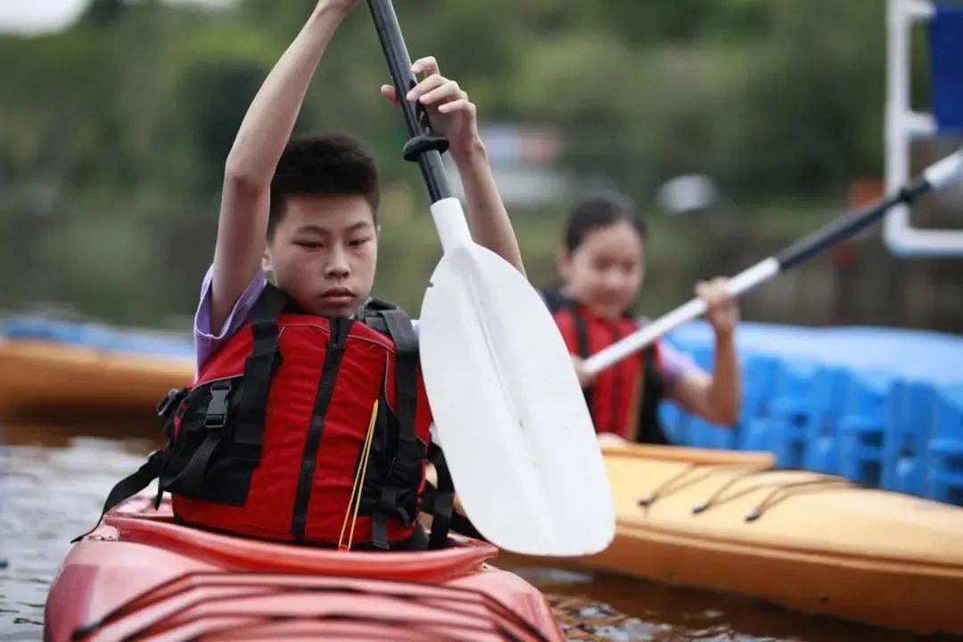 国家一级运动员亲身执教，杭州一小学引领潮流，新增皮划艇课程