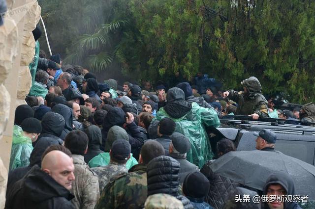 俄罗斯支持的阿布哈兹总统在抗议者撤离后宣布辞职，格鲁吉亚分离地区的政治动荡与未来走向分析